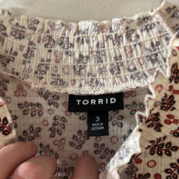 TORRID PLUS SIZE TEXTURED JERSEY CHOKER NECK SMOCKED BOTTOM TOP: CREAM: NWT:SZ 3 - Picture 4 of 5